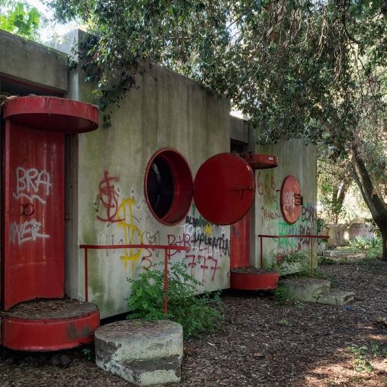 .
Casa Sperimentale
Fregene - Italie
1976

Architectes : Giuseppe Perugini, Uga de Plaisant, Raynaldo Perugini

#green #architecture #naturelovers #naturewillwinintheend #retrouversesdroits #architecturephotography #archiporn #architecture #architecturelovers #arch #creative_architecture #design #designlovers #lookingup_architecture #architecture_hunter #designboom #dezeen #startarchitects #architecturemodel #thebestarchitecture