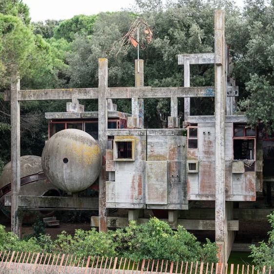 .
Casa Sperimentale
Fregene - Italie
1976

Architectes : Giuseppe Perugini, Uga de Plaisant, Raynaldo Perugini

#green #architecture #naturelovers #naturewillwinintheend #retrouversesdroits #architecturephotography #archiporn #architecture #architecturelovers #arch #creative_architecture #design #designlovers #lookingup_architecture #architecture_hunter #designboom #dezeen #startarchitects #architecturemodel #thebestarchitecture