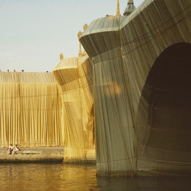 .
Le Pont Neuf
Paris
1985
Christo & Jeanne Claude

#installation #installationart #contemporaryart #artcontemporain #christoandjeanneclaude #pontneuf #emballage