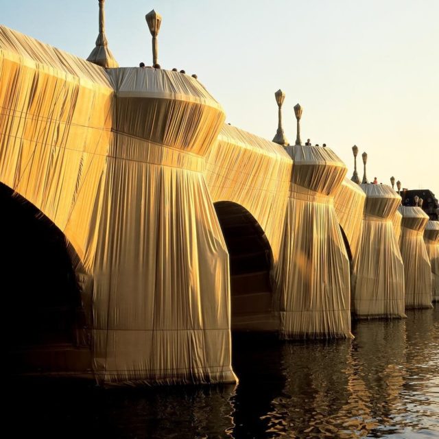 .
Le Pont Neuf
Paris
1985
Christo & Jeanne Claude

#installation #installationart #contemporaryart #artcontemporain #christoandjeanneclaude #pontneuf #emballage