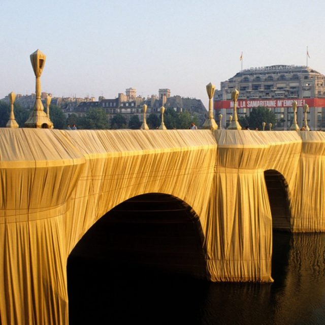 .
Le Pont Neuf
Paris
1985
Christo & Jeanne Claude

#installation #installationart #contemporaryart #artcontemporain #christoandjeanneclaude #pontneuf #emballage